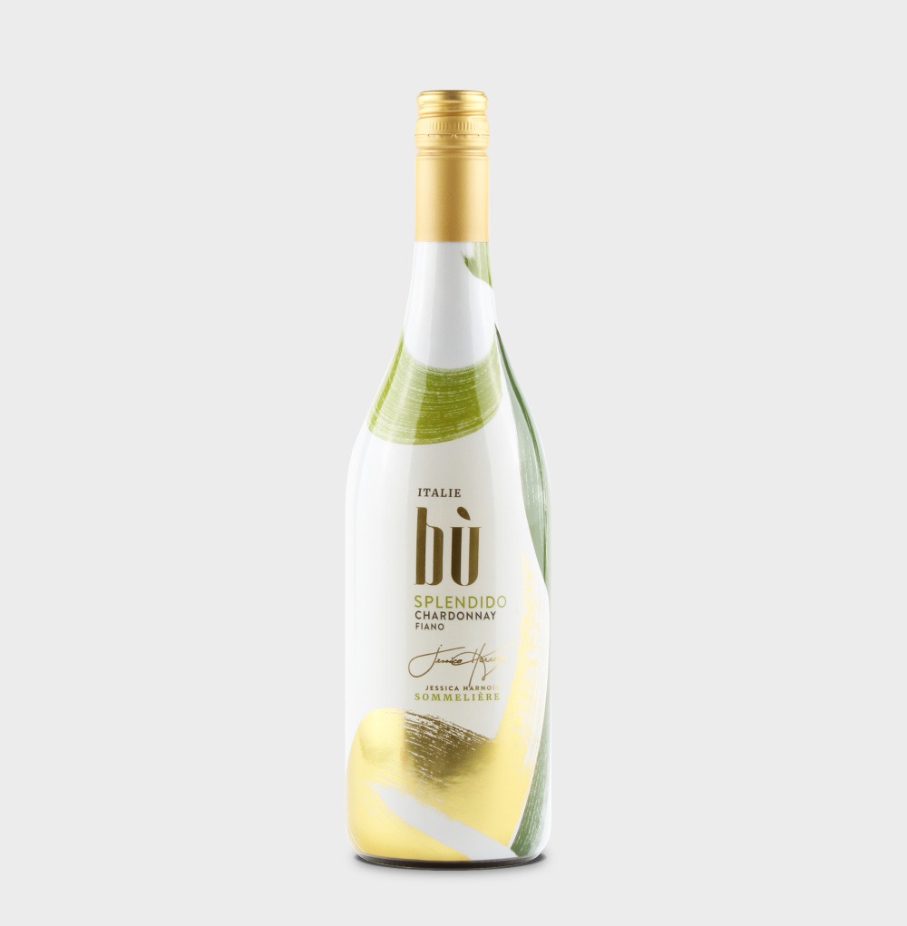 Une bouteille avec une étiquette thermorétractable, avec des embellissements dorés sur le logo et les éléments du design